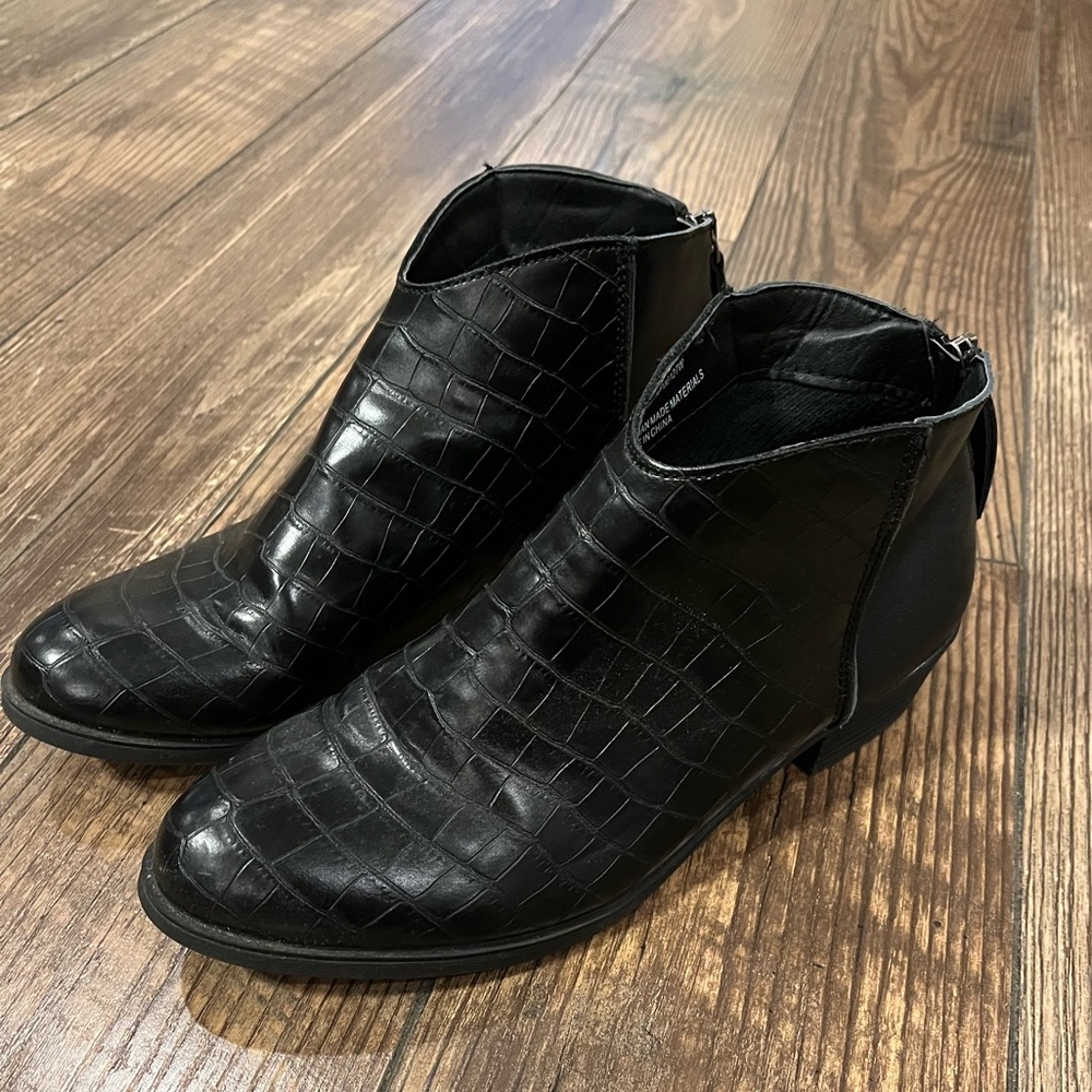 Women’s black boots.